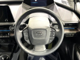 インテリアに合わせたデザインのステアリングは、運転される方のことも考え、運転しやすい形状、大きさです。是非一度、実際に触ってお確かめください。