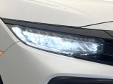 【LEDヘッドライト】悪天候や夜間走行時も良好な視界を確保し安心して運転できる高輝度LEDヘッドライトを装備!点灯速度が早く、消費電力も抑えられています。