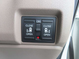 両側電動スライドドア!!荷物で手が塞がる時など簡単にドアの開閉が出来ます!何より力いらずで開閉OK!女性やお年寄りにも優しい♪電動機能はOFFにもできますから元気なお子様の駆け出しも安心!