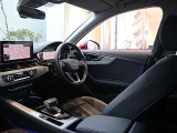 内装はシンプルに使い勝手を考え作られています。お車を運転する感覚をダイレクトに体感して頂けます。室内も広くロングドライブにも快適にお過ごしいただけます。