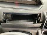 【インパネアッパーボックス】サッと取り出せてサッとしまえる、運転席の目の前にはボックスが装備されております!薄型のボックスティッシュなど収納可能☆