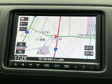 道路や周辺施設が画面に表示され、地図を見ながら目的地までの道順を確認できます。拡大縮小の表示も備わり、必要に応じて周辺を把握しやすい仕様です。