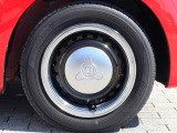 タイヤサイズは、155/65R14です。デザインにも優れている純正ホイールキャップが装備され、足元を引き締めます。