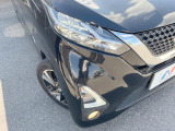 【LEDヘッドライト】悪天候や夜間走行時も良好な視界を確保し安心して運転できる高輝度LEDヘッドライトを装備!点灯速度が早く、消費電力も抑えられています。