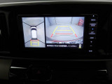 【パノラマモニター】上からの映像を表示。前後左右のカメラで合成し、運転席からの目視だけでは確認しにくい状況をリアルタイムで見晴らせます