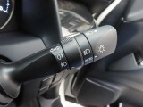 スイッチをオートに設定しておけば、車外の明るさに応じて自動的にヘッドランプを点灯・消灯します。夕暮れ時やトンネルの続く山道などを走行する時に便利なコンライトを装備しています。
