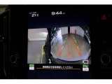 後退時には大型ディスプレイに後方の映像とアシストラインが表示されます