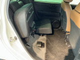 【チップアップシート】座面を跳ね上げれば、後席がそのまま背の高い荷物置き場に。ベビーカーや観葉植物も、横にせずそのまま積み込めます。「高さ」を活かせる車に欠かせないアレンジです。