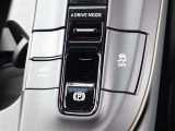 「HOLD」スイッチを押し、システムONの状態にしておくことで、渋滞や信号待ちなどでブレーキを踏んで停車した時にブレーキを保持。アクセルを踏むと解除されます。
