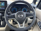 運転席廻りは手が届くところに収納スペースを確保しており、ハンドルにはオーディオ操作用スイッチがあるので、運転中もナビゲーションを注視せずにオーディオの操作を行って頂くことができます!