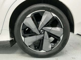 【純正アルミホイール】車体に最適化された設計による優れた耐久性と走行性能、そしてデザイン性。特に、足回りの軽量化は加速性能・燃費・乗り心地の向上に繋がり、ブレーキ性能も高めます。