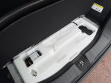 荷室下には、小さな収納もあります。