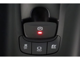 電動パーキングブレーキを搭載。スイッチ操作でパーキングブレーキを作動・解除することが可能ですので、操作の力が不要ですよ♪