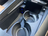内部には使い勝手の良いカップホルダーと奥のスペースにはワイヤレス充電機能を備えています。