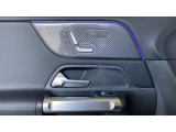 【メモリー付パワーシート】シートをかたどった調整スイッチはメルセデス・ベンツが特許を持っています。様々な体型の乗員に合わせた、きめ細かい調整が可能になっています。