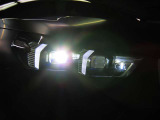 アダプティブLEDヘッドライト車が曲がる方向を照射、また車速に応じて照射範囲や到達距離を自動制御するバリアブルコントロールライト付き LEDは太陽光に近く優れた視認性を発揮、消費電力も低減のため省燃費に貢献