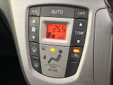 【オートエアコン】一度お好みの温度に設定すれば、車内の温度を検知し風量や温度を自動で調整。暑い&hellip;寒い&hellip;と何度もスイッチ操作をする必要はありません。快適な車内空間には必須の機能ですね♪