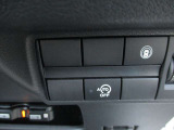 アイドリングストップ機能付です。特別な操作をしなくても、普段通りの運転をするだけで、エコドライブができる機能です。OFFボタンがありますので、必要に応じて使い分けてください。