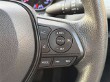 アダプティブクルーズコントロール機能付きです。走行中に先行車の様子を検知しながら、設定した車速の範囲内で先行車との距離のキープを支援します。詳細は販売店スタッフまでおたずねください。