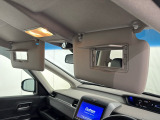 ★【あると便利な装備】後席確認ミラー+運転席・助手席サンバイザー&ミラー+マップランプが装備されています