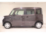 スライドドアは、通常のドアに比べて、車のボディに平行に開閉するので、開けてもスペースをとりません!狭いスペースでも乗り降り楽々です!