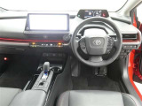 運転席からの視界はこんな感じです☆お気軽にご来店いただき、実際に座って是非お確かめください。ドライバーに寄り添う快適な操作フィールをもたらすステアリングです。