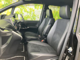 前席は視界を確保しやすい配置で、運転席から助手席まで見通しのよい室内です。シートには落ち着いた色合いを採用し、乗り込んだときも穏やかな雰囲気でお過ごしいただけます。