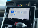 ラジオやディスク、テレビ、SD、Bluetoothなどの選択肢が画面に並び、用途に合わせて音源を選べる構成です。画面内の表示も見やすく、日々の移動を快適に楽しむための便利な装備として活躍します。