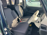 運転席もゆったり座ることができますよ☆