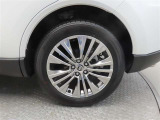 車両のデザインにマッチした純正アルミホイールを装着しています。