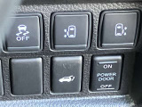 両側オートスライドドアです。インテリジェントキーや運転席のスイッチで簡単にドアの開閉ができるので、とても便利な装備です♪