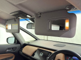 ★【あると便利な装備】運転席・助手席サンバイザー内側ライト付きミラー+マップランプが装備されています