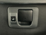 【シートバックレバー】運転席は、インパネのスイッチとシート下のハンドル、またはシートバックのスイッチとレバーを操作することでスライドが可能。