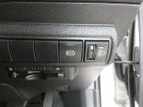 オートマチックハイビーム装備です。先行車や対向車のライトを認識し、ハイビームとロービームを自動で切り替える機能です。夜道の視界を確保します。詳細は販売店スタッフまでおたずねください。