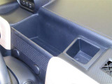 運転席にオープンボックスを装備しております。