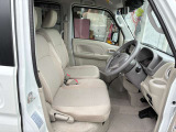 足元スッキリ、運転席・助手席