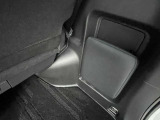 サードシート中央部のヘッドレストは収納出来ます