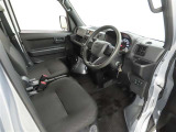 シンプルで使いやすいデザインの運転席です。