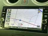 道路や現在地が地図上に表示され、周辺の位置関係を画面で確認できます。縮尺表示や地名も見やすく、目的地までのルート確認など、日々のお出かけに役立ちます。