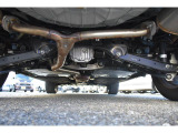 車両後方からの下回りです。マフラー防錆塗装や下回り防錆施工等も可能でございます。