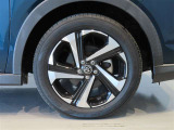 純正のアルミホイール装着車です。タイヤサイズは195/60R17です。