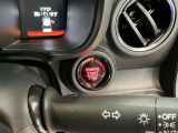 【ENGINE START/STOP】スマートキーをポケットやバッグに入れたままで、キーを差し込むことなくボタンを押すだけでエンジンが始動します。