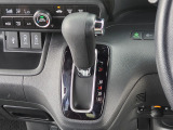 運転席より操作性の良いシフトレバーと、オートエアコンのスイッチ等の画像です。