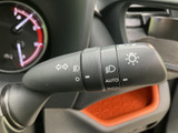 レバーには方向指示やライトに関する表示がまとめられ、運転席から確認しやすい配置です。必要なときに手元で扱いやすく、日常の走行や周囲への合図をサポートする装備です。