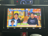 テレビ番組を画面で視聴でき、停車中の待ち時間も車内で過ごしやすくなります。映像と音声を楽しめる装備を備えており、日々の休憩時間にも活用いただけます。