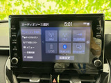 AM・FMのほか、USBやBluetoothなど複数のオーディオソースを画面で選択できます。選択肢が見やすく、使いたい音源へ切り替えやすい仕様です。