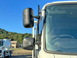 運転席側サイドミラーステー下部が曲がりの為、ドアピラーに干渉しています。