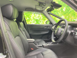 運転席まわりを見渡しやすく、シートにはゆったりと座れる形状が採用されています。ドア側にも手を置けるスペースがあり、乗り降りの際にも落ち着ける空間です。