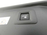 ワンタッチでバックドアが開閉。重たいバックドアも力いらずで開閉できる便利なパワーバックドア付きです!