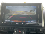 【リアカメラ】リバースに入れるだけで後方の映像が映ります。安全確認や、狭い駐車場での車庫入れ、雨の日や夜間など視界の悪い時に便利です。安全にバックする為には欠かせない装備です。
